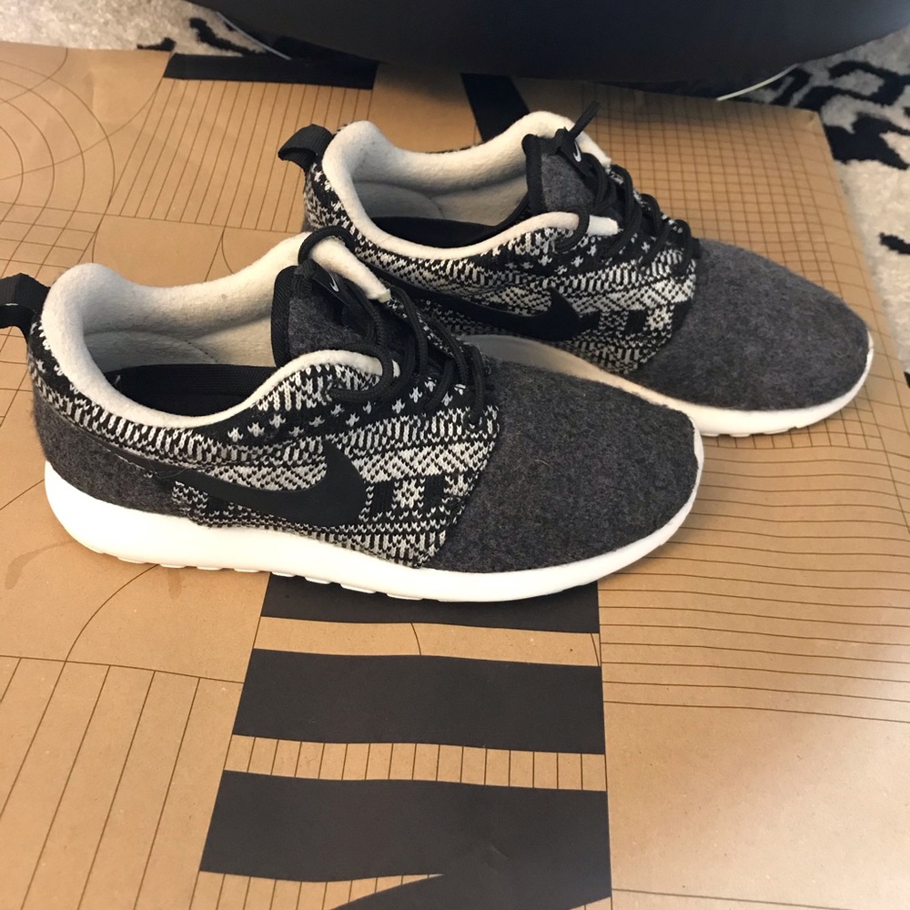 Nike Roshe One Winter Black Sweater Sneakers